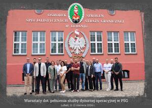 Zdjęcie grupowe uczestników i prowadzących warsztaty przed budynkiem Ośrodka