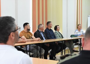 Grupa uczestników warsztatów w sali wykładowej
