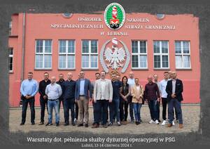 Zdjęcie grupowe uczestników i prowadzących warsztaty przed budynkiem Ośrodka