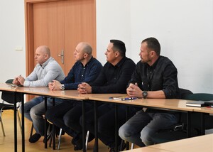 Grupa uczestników warsztatów w sali wykładowej