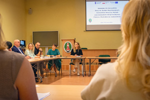Funkcjonariusze SG i prowadzący w trakcie warsztatów w auli