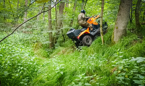 Funkcjonariusz SG w trakcie zajęć w terenie na pojeździe ATV