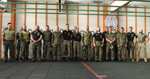 Zdjęcie grupowe uczestników kursu wraz z Zastępcą Komendanta ds. Dydaktycznych OSS SG w Lubaniu