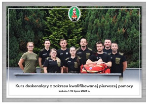 Zdjęcie grupowe uczestników kursu z zakresu kwalifikowanej pierwszej pomocy na trybunie OSS SG w Lubaniu