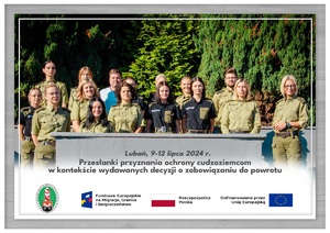 Zdjęcie grupowe uczestników kursu wraz z prowadzącymi na trybunie OSS SG w Lubaniu