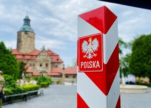 Słup graniczny na tle zamku czocha