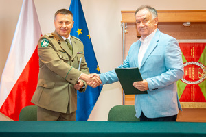 Komendant OSS SG w Lubaniu oraz Dyrektor Zespołu Szkół w Lubomierzu  w Sali Tradycji