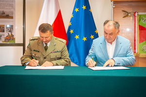 Komendant OSS SG w Lubaniu oraz Dyrektor Zespołu Szkół w Lubomierzu podczas podpisywania porozumienia