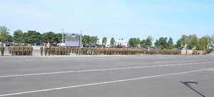 Żołnierze na placu defiladowym podczas uroczystości