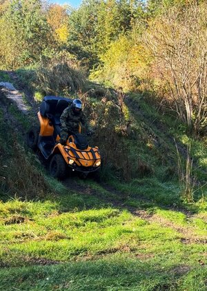 Funkcjonariusz SG na pojeździe ATV w terenie Funkcjonariusz SG na pojeździe ATV w terenie