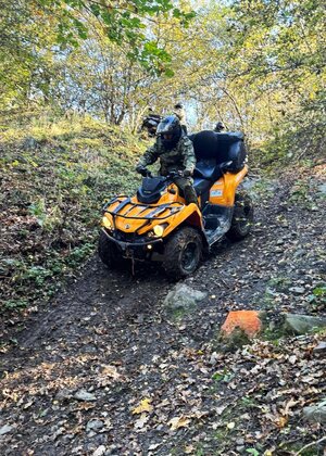 Funkcjonariusz SG na pojeździe ATV w terenie Funkcjonariusz SG na pojeździe ATV w terenie