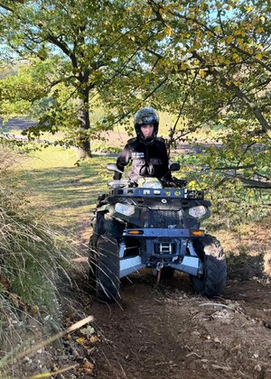 Funkcjonariuszka SG na pojeździe ATV w terenie Funkcjonariuszka SG na pojeździe ATV w terenie