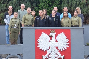 Zdęcie grupowe uczestników i wykładowców kursu na trybunie w OSS SG