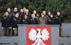Zdjęcie grupowe uczestników kursu doskonalącego na trybunie Ośrodka. Zdjęcie grupowe uczestników kursu doskonalącego na trybunie Ośrodka.