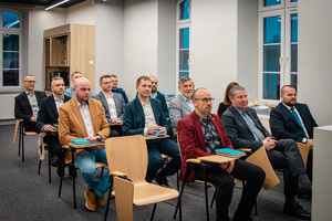Uczestnicy szkolenia siedzący na krzesłach w sali wykładowej Uczestnicy szkolenia siedzący na krzesłach w sali wykładowej
