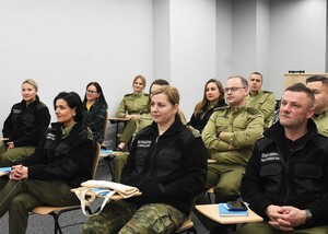 Funkcjonariusze SG oraz pracownicy podczas szkolenia w sali wykładowej Funkcjonariusze SG oraz pracownicy podczas szkolenia w sali wykładowej