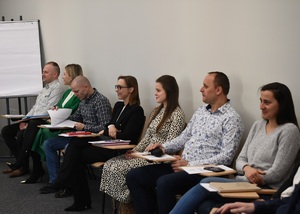 Warsztaty nt. konsultacji wizowych, procesu certyfikacji uczelni oraz wyników ustaleń Grupa osób siedząca na krzesłach w sali wykłdowej