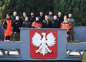 Kurs doskonalący z zakresu kwalifikowanej pierwszej pomocy Zdjęcie grupowe uczestników kursu na trybunie OSS SG
