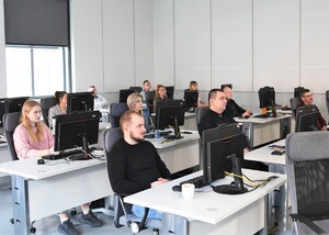 Uczestnicy warsztatów w sali komputerowej