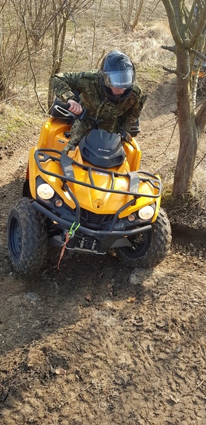 Funkcjonariusz podczas treningu pojazdem ATV