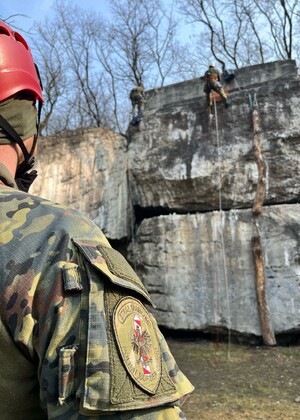 Kurs doskonalący dla funkcjonariuszy WZD nt. ”Wykorzystanie technik wysokościowych - poziom podstawowy” Funkcjonariusze SG podczas kursu doskonalącego z wykorzystania technik wysokościowych