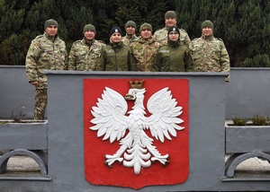 Zdjęcie grupowe Funkcjonariuszy Służby Granicznej Państwowego Komitetu Bezpieczeństwa Narodowego Republiki Kirgiskiej wraz z kadrą Ośrodka