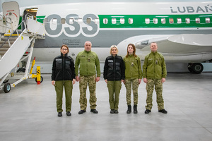 Zdjęcie grupowe Delegacji Ukrainy oraz dwócj fukcjonariuszek SG przed samolotem Zdjęcie grupowe Delegacji Ukrainy oraz dwóch funkcjonariuszek SG przed samolotem