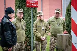 Funkcjonariuszka SG oprowadzająca Delegację Ukrainy po lapidarium Funkcjonariuszka SG oprowadzająca Delegację Ukrainy po lapidarium