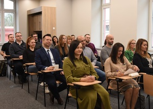 Warsztaty nt. „Wzmocnienie roli SG w obszarze dobrowolnych powrotów i reintegracji” Funkcjonariusze SG siedzą na krzesłach w sali wykładowej podczas warsztatów