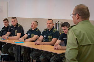 Kurs doskonalący pt. „Czynności sprawdzające wobec cudzoziemców przeprowadzane przez funkcjonariuszy SG jako element przeciwdziałania nielegalnej migracji” Funkcjonariusz prowadzący szkolenie stojący tyłem