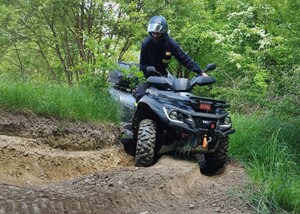 Straż Pożarna szkoli się w OSS SG w Lubaniu Funkcjonariusz PSP na pojeździe ATV w terenie