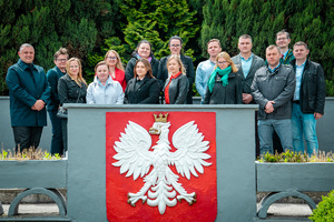 Zdjęcie grupowe uczestników i prowadzącego szkolenie na trybunie Ośrodka