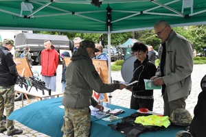 Odwiedzający stoisko OSS SG z Lubania na pikniku militarnym w Legnicy.