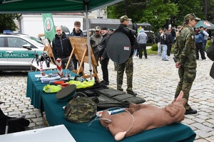 Odwiedzający stoisko OSS SG z Lubania na pikniku militarnym w Legnicy.