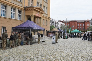 Organizatorzy pikniku i uczestnicy.
