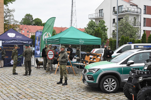 Stoisko OSS SG z Lubania na pikniku militarnym w Legnicy wraz z funkcjonariuszami SG i odwiedzającymi.