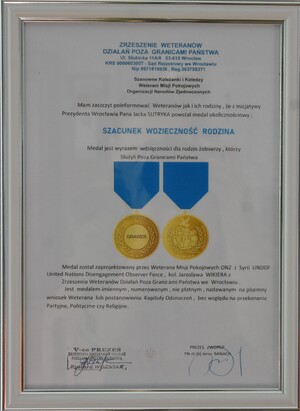 Niecodzienna wizyta w OSS SG w Lubaniu Grawerton wręczony Komendantowi Ośrodka