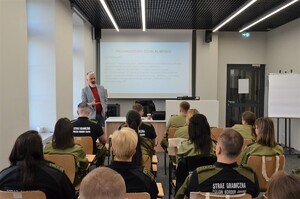 Prowadzący i uczestnicy szkolenia podczas wykładu.