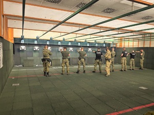 Funkcjonariusze podczas treningu strzeleckiego na strzelnicy.
