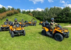 Szkolimy się na ATV Grupa Funkcjonariuszy SG na pomarańczowych pojazdach ATV w terenie
