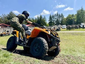 Szkolimy się na ATV Funkcjonariuszka SG na pojeździe ATV podczas treningu w terenie