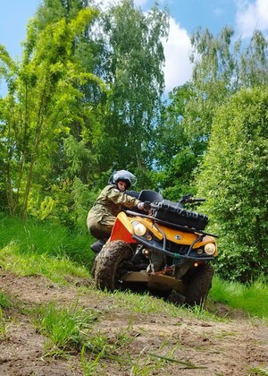 Szkolimy się na ATV Funkcjonariuszka SG na pomarańczowym pojeździe ATV podczas zajęć w terenie