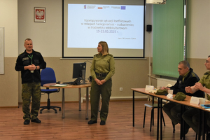 Organizatorzy szkolenia i uczestnicy podczas zajęć.