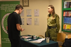 Funkcjonariuszka OSS SG w Lubaniu oraz odwiedzający nasz punkt promocyjny.