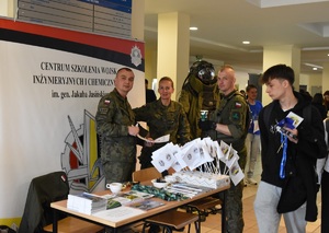 Wystawcy oraz odwiedzający Uniwersytecki Festiwal Kariery na Uniwersytecie Wrocławskim.