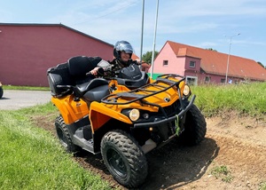 Bezpieczna jazda pojazdami ATV w każdych warunkach Funkcjonariuszka SG na pojeździe ATV podczas szkolenia