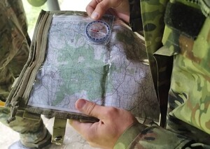 ATV, mapa i GPS – funkcjonariusze SG szkolili się w terenie Mapa leżąca na pojeździe ATV