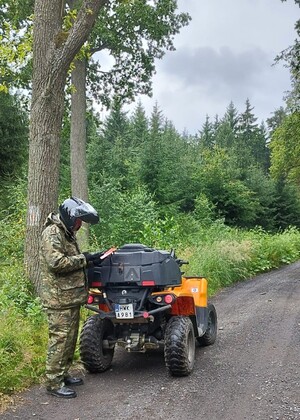 ATV, mapa i GPS – funkcjonariusze SG szkolili się w terenie Funkcjonariusz SG przy pojeździe ATV podczas szkolenia