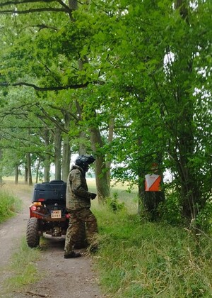 ATV, mapa i GPS – funkcjonariusze SG szkolili się w terenie Funkcjonariusz SG stoi obok pojazdu ATV a lesie podczas szkolenia