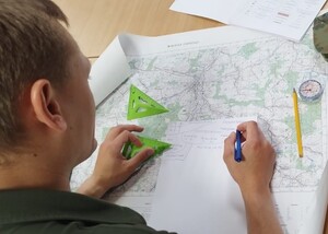ATV, mapa i GPS – funkcjonariusze SG szkolili się w terenie Funkcjonariusz SG  podczas wytyczania terenu na mapie
